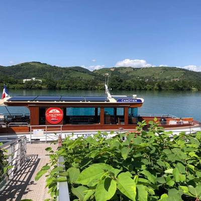 bateau a quai tournon